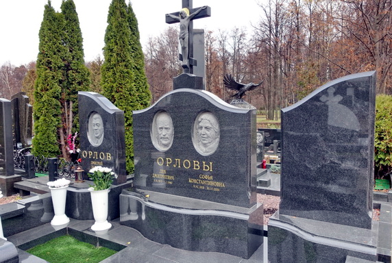 Сложная мемориальная композиция с православным крестом  и барельефами покойных